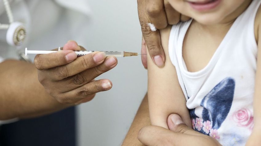 Vacinação de crianças começa neste mês e sem exigência de prescrição, diz Saúde